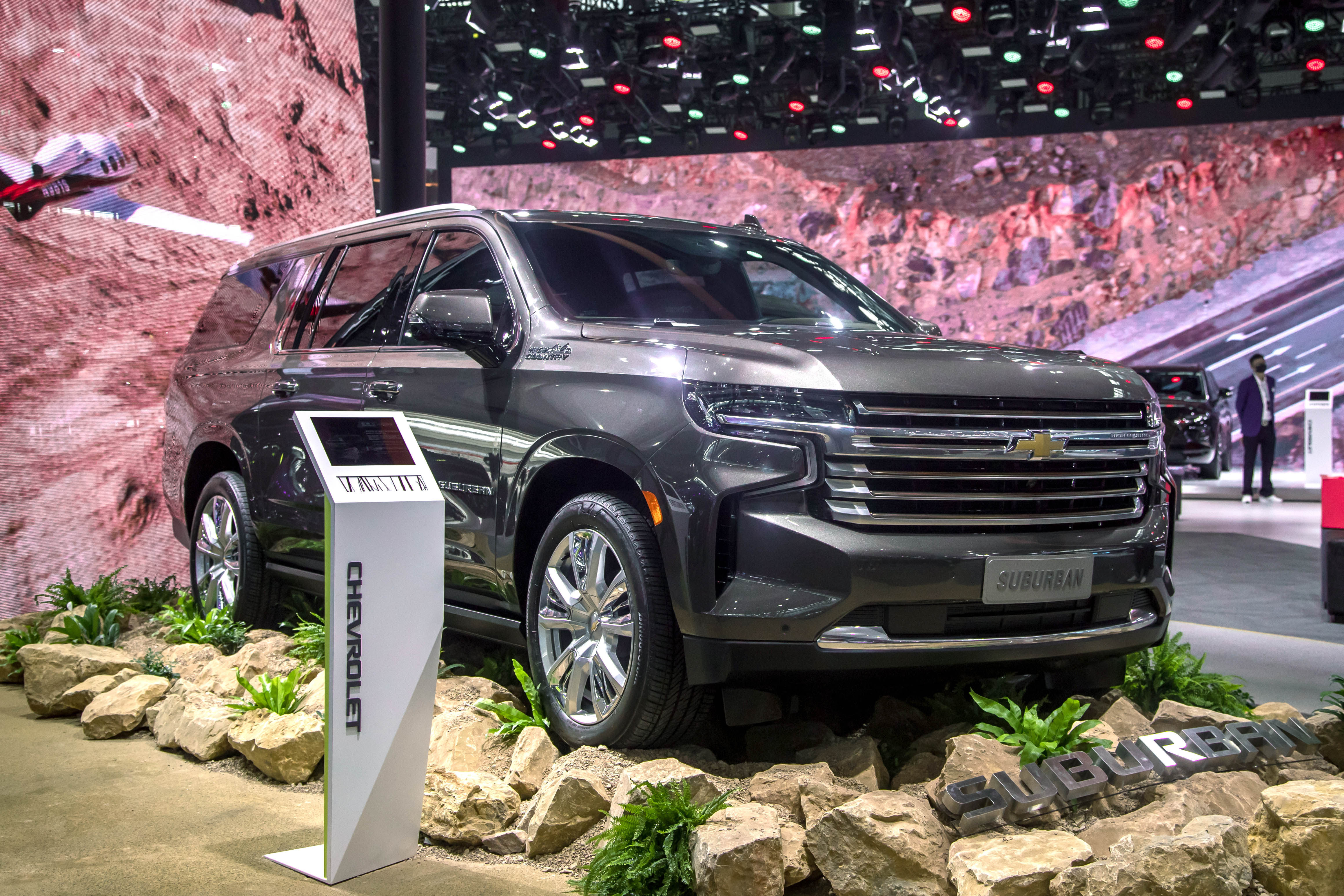 雪佛兰在本届车展上还带来了suv鼻祖suburban和全尺寸suv王者tahoe的